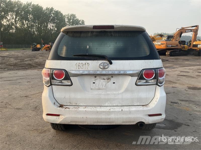 Toyota Fortuner AWD Automobile (Inoperable) Kistehergépjárművek