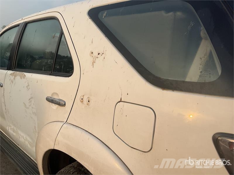 Toyota Fortuner AWD Automobile (Inoperable) Kistehergépjárművek