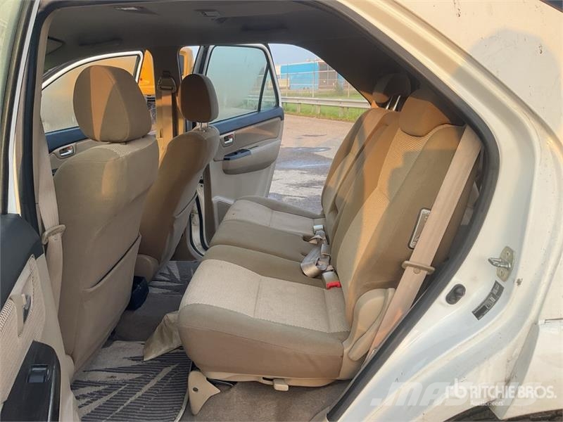 Toyota Fortuner AWD Automobile (Inoperable) Kistehergépjárművek