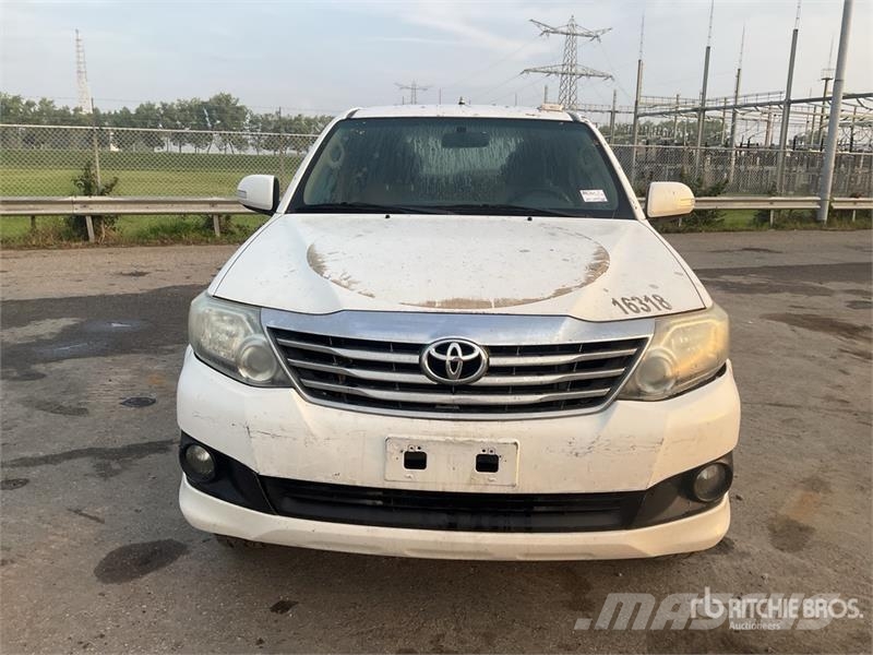 Toyota Fortuner AWD Automobile (Inoperable) Kistehergépjárművek