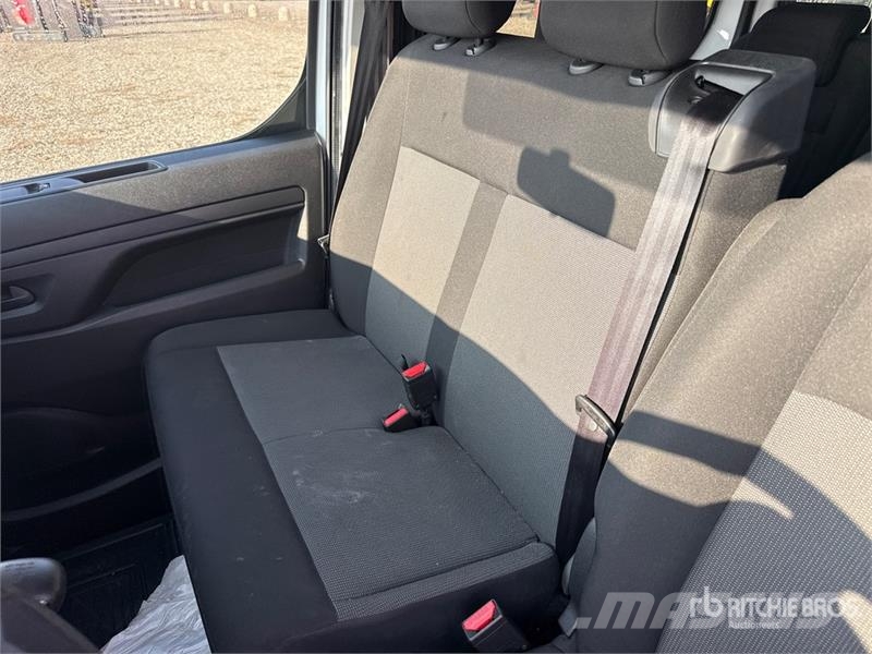 Toyota Proace 9 Passenger Van Busy / Vany