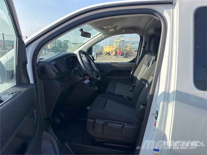 Toyota Proace 9 Passenger Van Busy / Vany