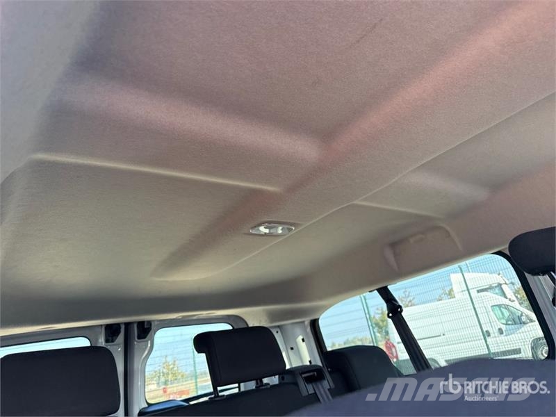 Toyota Proace 9 Passenger Van Busy / Vany