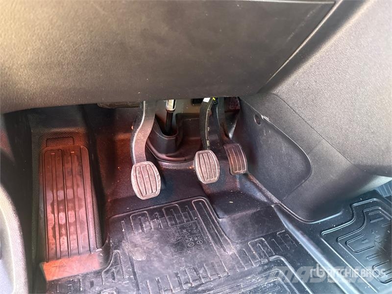 Toyota Proace 9 Passenger Van Busy / Vany