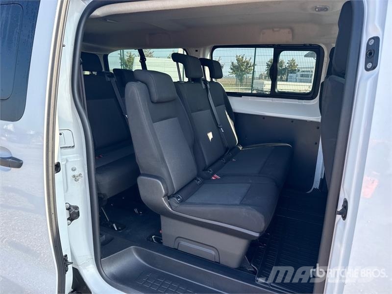 Toyota Proace 9 Passenger Van Busy / Vany
