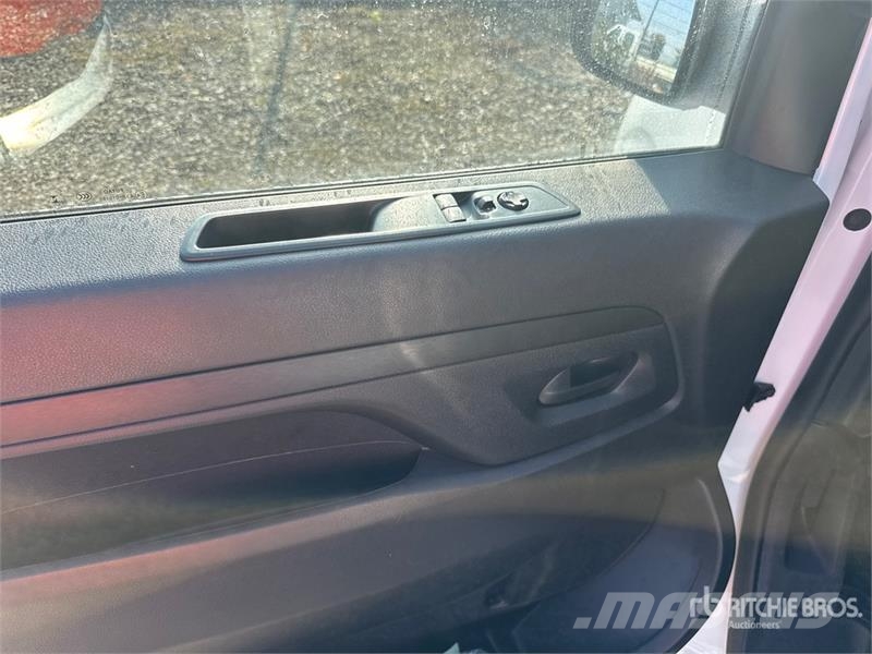 Toyota Proace 9 Passenger Van Busy / Vany