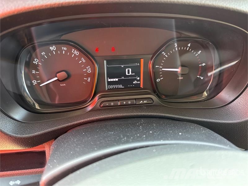 Toyota Proace 9 Passenger Van Busy / Vany