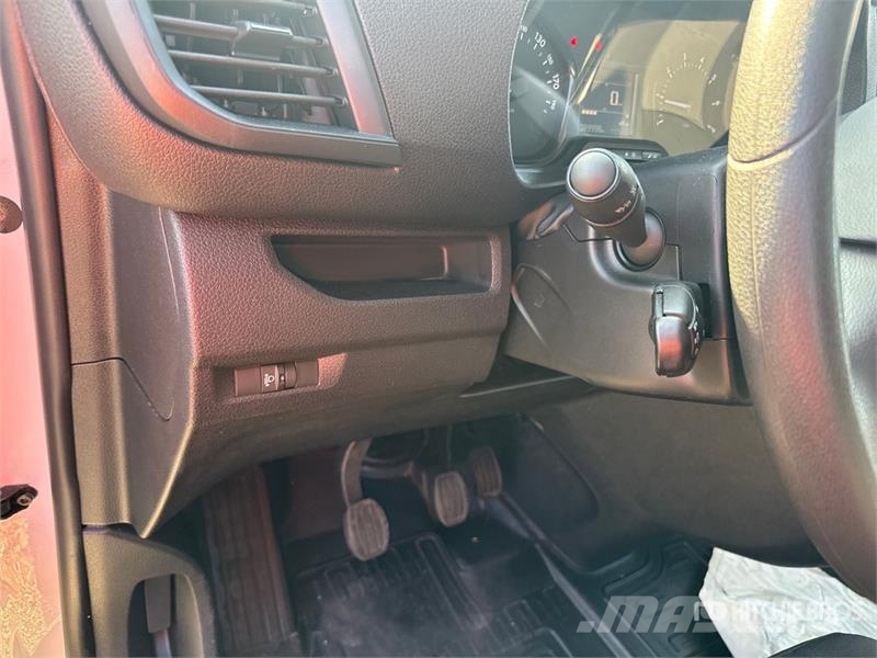 Toyota Proace 9 Passenger Van Busy / Vany