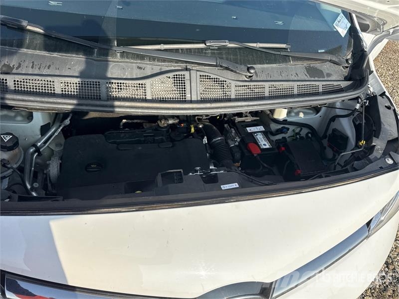 Toyota Proace 9 Passenger Van Busy / Vany