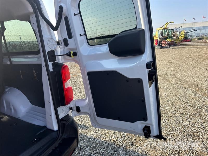 Toyota Proace 9 Passenger Van Busy / Vany