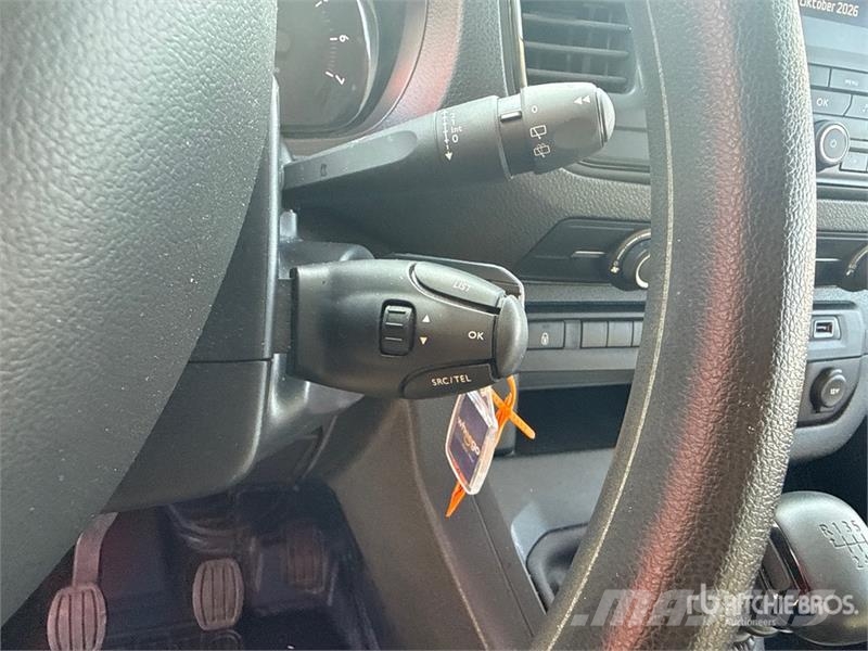 Toyota Proace 9 Passenger Van Busy / Vany