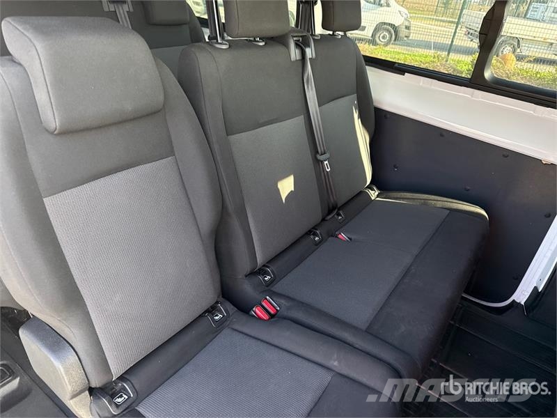 Toyota Proace 9 Passenger Van Busy / Vany