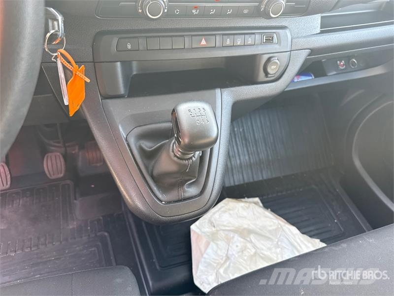 Toyota Proace 9 Passenger Van Busy / Vany