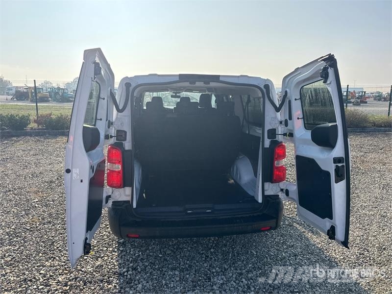 Toyota Proace 9 Passenger Van Busy / Vany