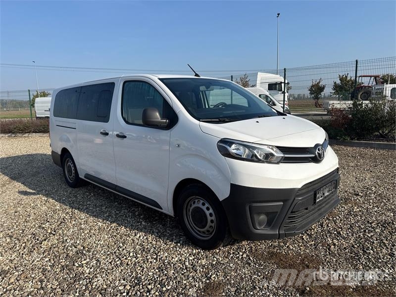 Toyota Proace 9 Passenger Van Busy / Vany