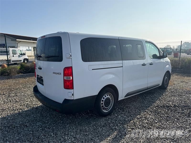 Toyota Proace 9 Passenger Van Busy / Vany