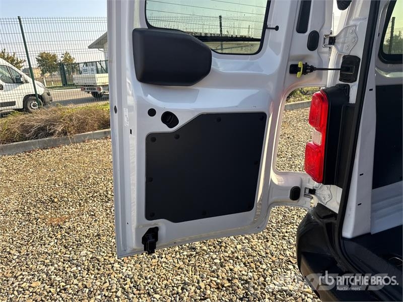 Toyota Proace 9 Passenger Van Busy / Vany