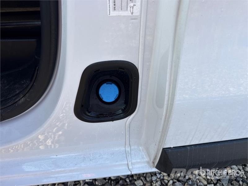 Toyota Proace 9 Passenger Van Busy / Vany