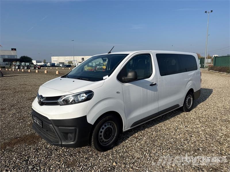 Toyota Proace 9 Passenger Van Busy / Vany