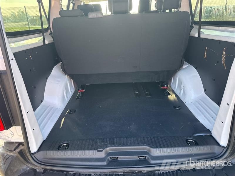 Toyota Proace 9 Passenger Van Busy / Vany