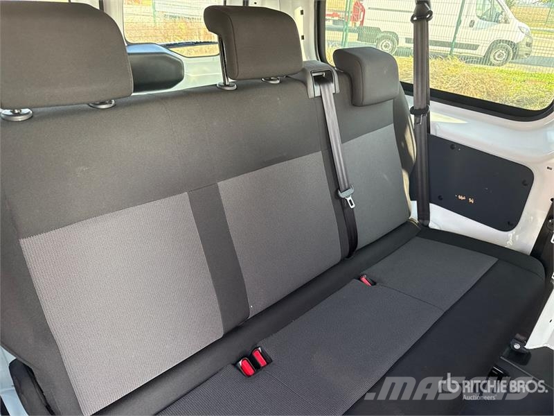 Toyota Proace 9 Passenger Van Busy / Vany