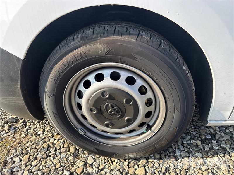 Toyota Proace 9 Passenger Van Busy / Vany