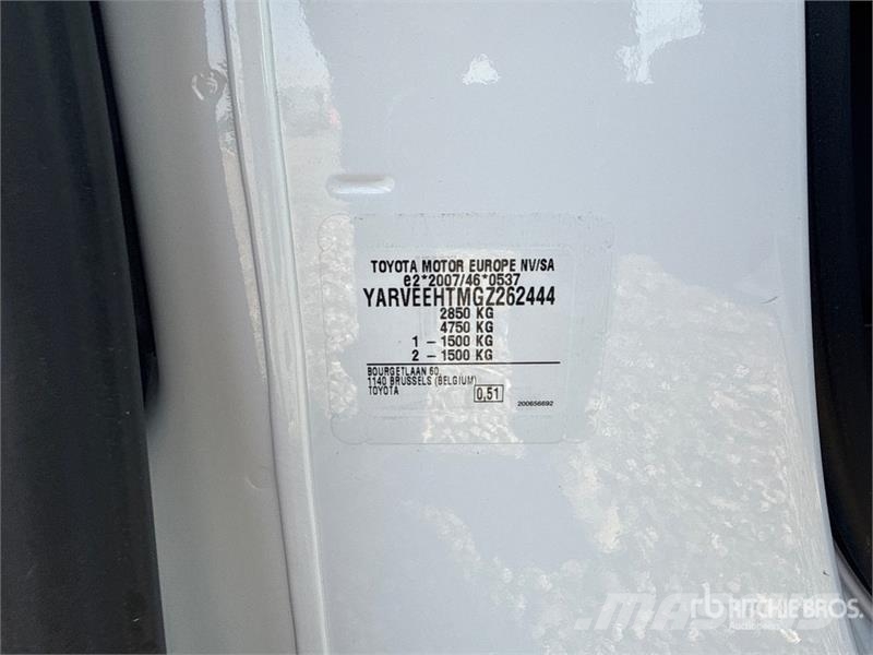 Toyota Proace 9 Passenger Van Busy / Vany