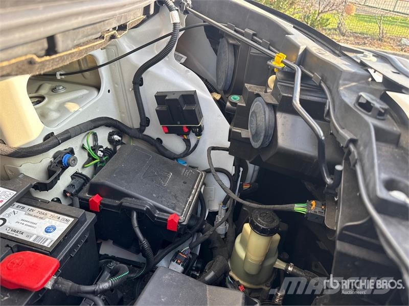 Toyota Proace 9 Passenger Van Busy / Vany