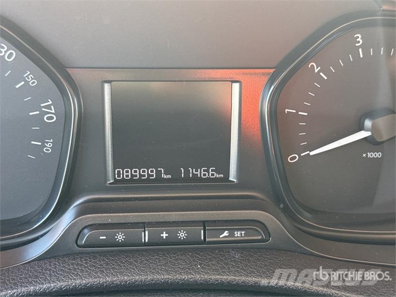 Toyota Proace 9 Passenger Van Busy / Vany