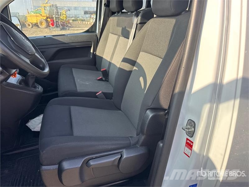 Toyota Proace 9 Passenger Van Busy / Vany