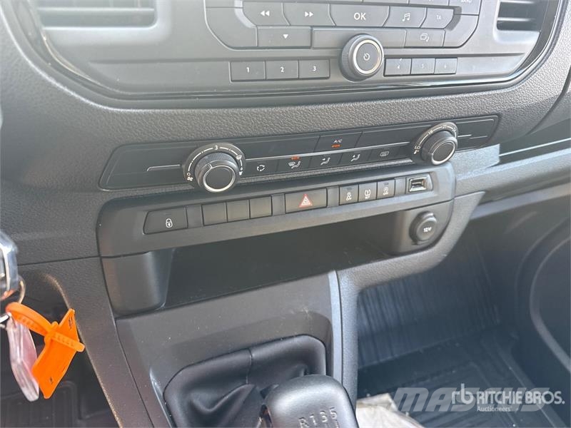 Toyota Proace 9 Passenger Van Busy / Vany