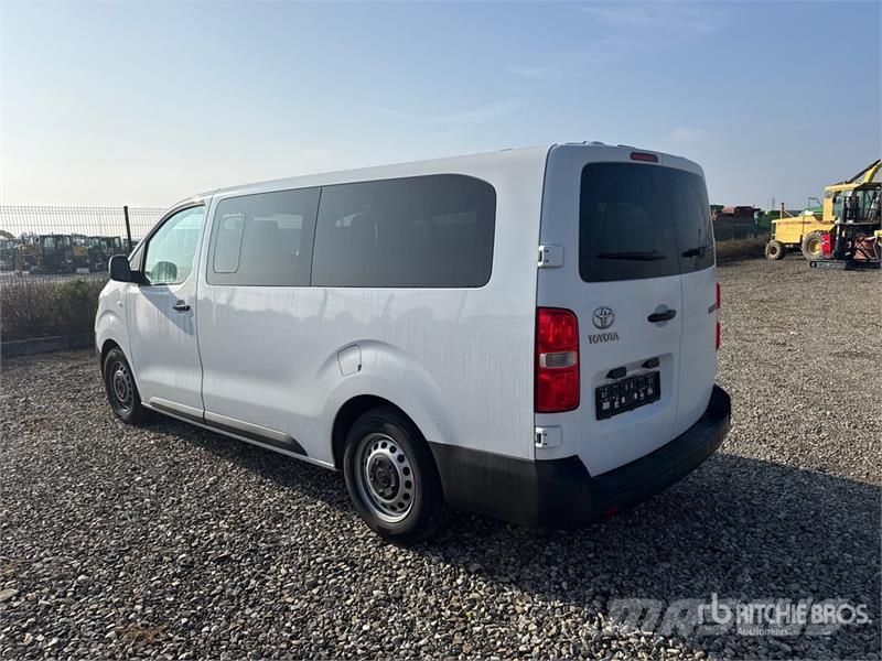 Toyota Proace 9 Passenger Van Busy / Vany