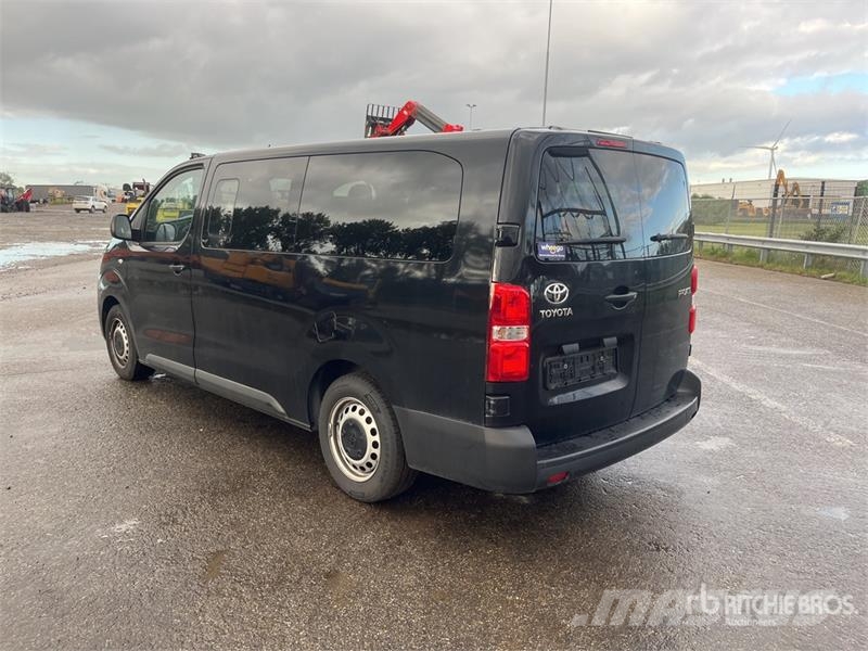 Toyota Proace Verso 2.0 4x2 9-Seat Mini minibus 9-seater Mini autobusi