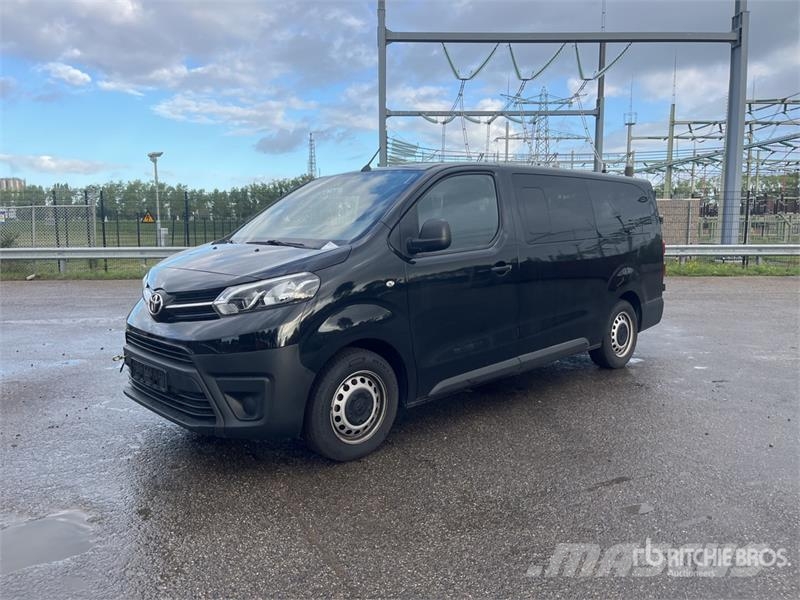 Toyota Proace Verso 2.0 4x2 9-Seat Mini minibus 9-seater Mini autobusi
