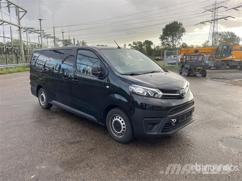 Toyota Proace Verso 2.0 4x2 9-Seat Mini minibus 9-seater Mini autobusi