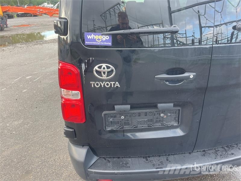 Toyota Proace Verso 2.0 4x2 9-Seat Mini minibus 9-seater Mini autobusi
