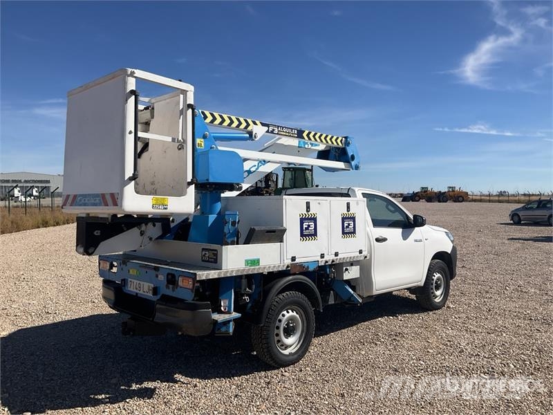 Toyota socage A314 on  Toyota Hilux 4x2 Bucket Truck Εναέριες πλατφόρμες τοποθετημένες σε φορτηγό