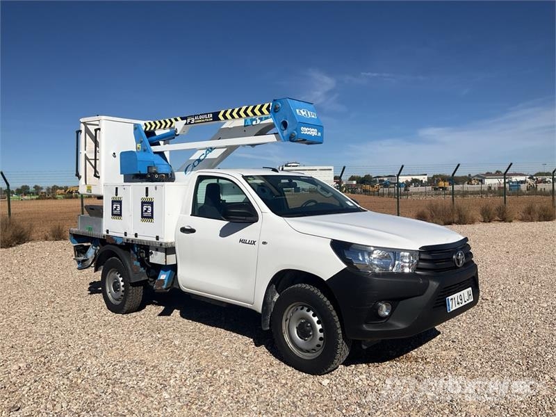 Toyota socage A314 on  Toyota Hilux 4x2 Bucket Truck Εναέριες πλατφόρμες τοποθετημένες σε φορτηγό