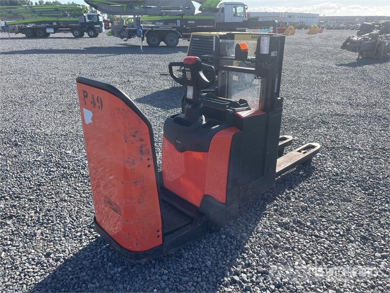 Toyota SPE200CN Electric Stacker Samopogonski ručni viljuškari