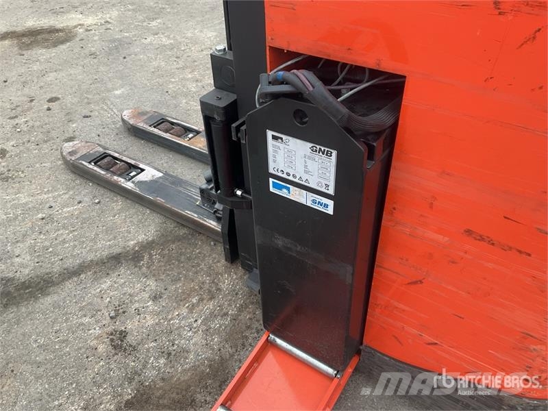 Toyota SRE135L 1350 kg Electric Stacker Platvormiga virnastajad
