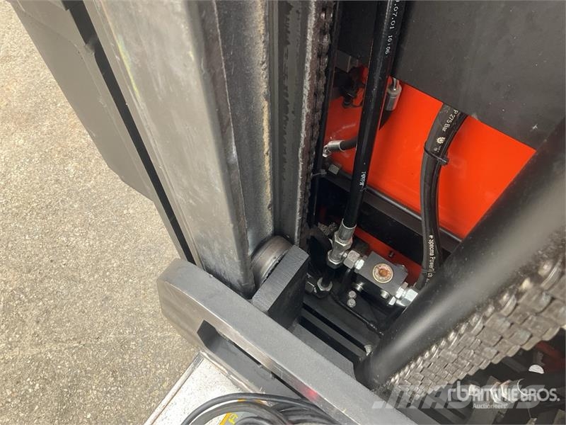 Toyota SRE135L 1350 kg Electric Stacker Platvormiga virnastajad