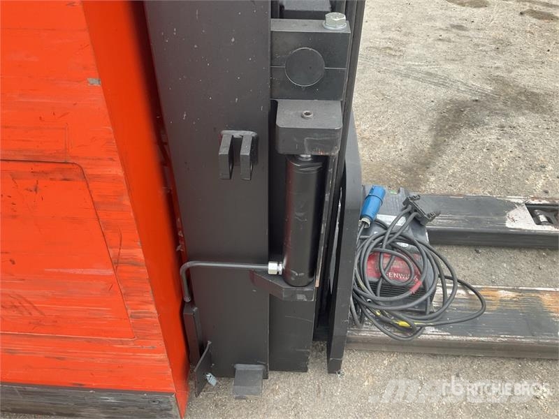 Toyota SRE135L 1350 kg Electric Stacker Platvormiga virnastajad
