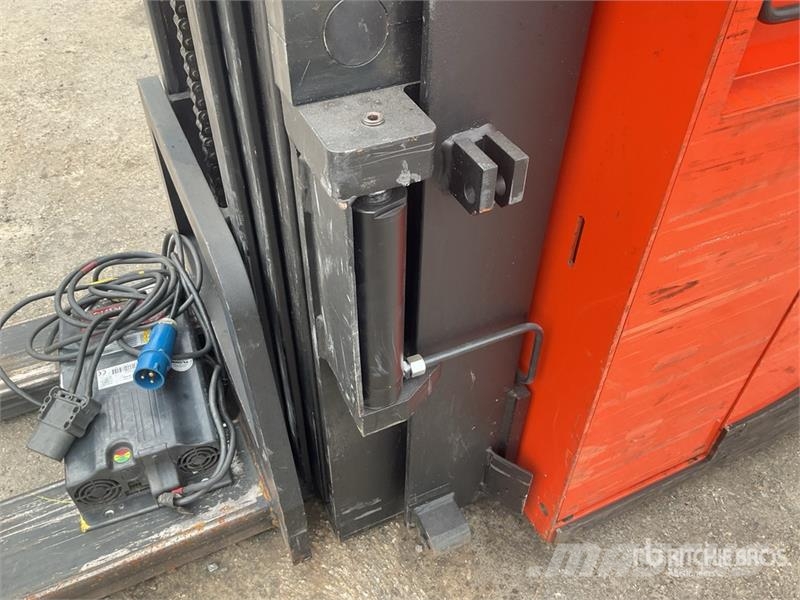 Toyota SRE135L 1350 kg Electric Stacker Platvormiga virnastajad