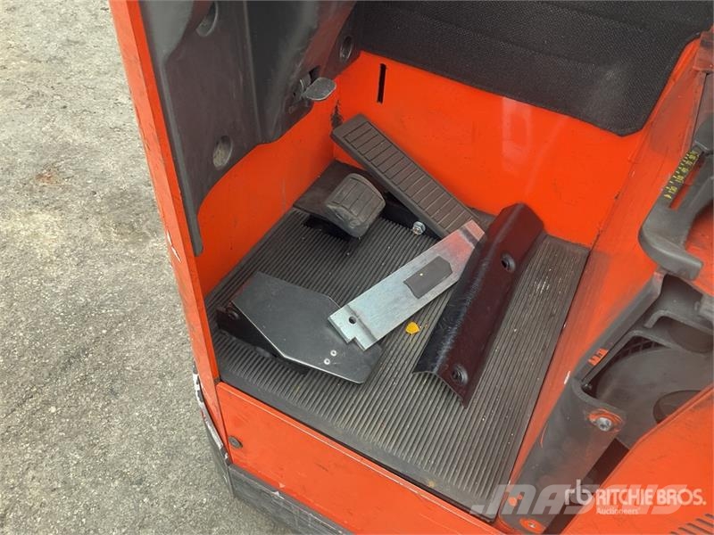 Toyota SRE135L 1350 kg Electric Stacker Platvormiga virnastajad