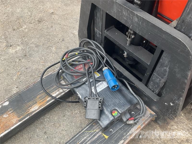 Toyota SRE135L 1350 kg Electric Stacker Platvormiga virnastajad
