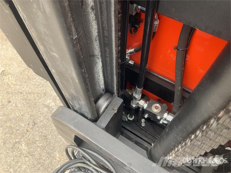 Toyota SRE135L 1350 kg Electric Stacker Platvormiga virnastajad
