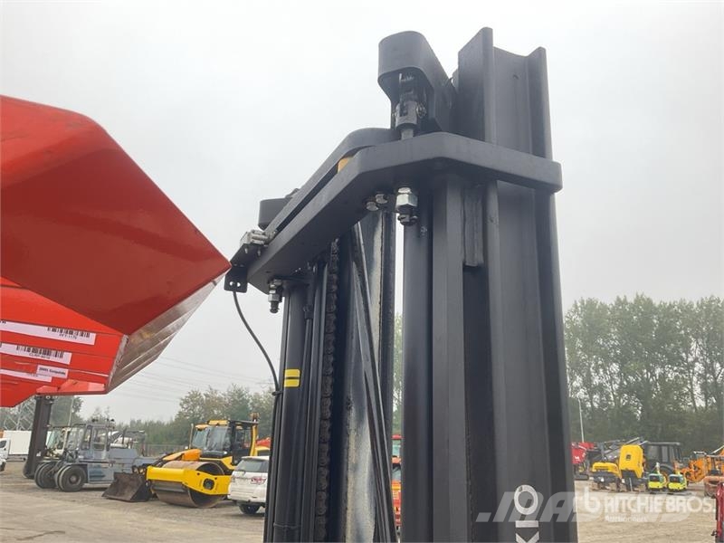 Toyota SRE135L 1350 kg Electric Stacker Platvormiga virnastajad