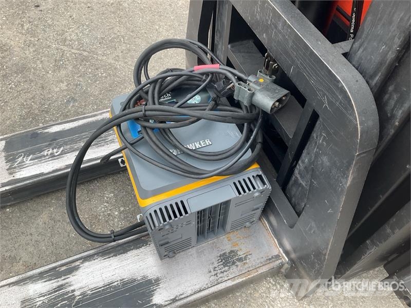 Toyota SRE135L 1350 kg Electric Stacker Platvormiga virnastajad