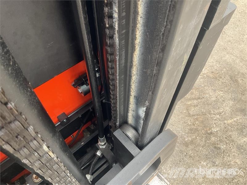 Toyota SRE135L 1350 kg Electric Stacker Platvormiga virnastajad