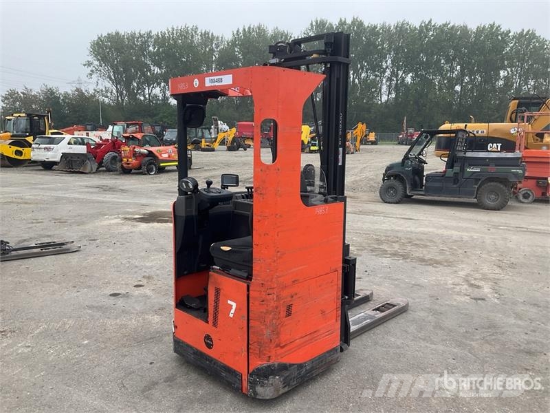 Toyota SRE135L 1350 kg Electric Stacker Platvormiga virnastajad